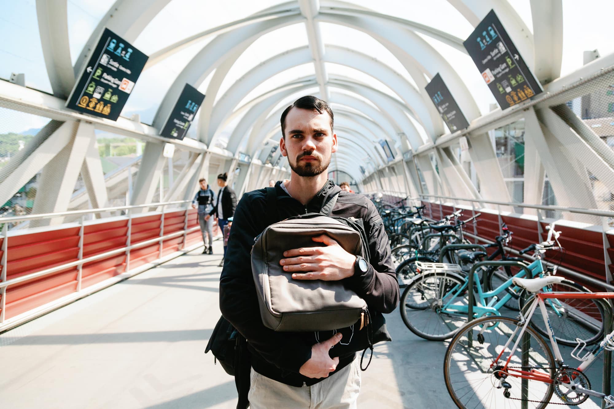 Photo d'un jeune l'air perdu et désorienté dans une gare ferroviaire